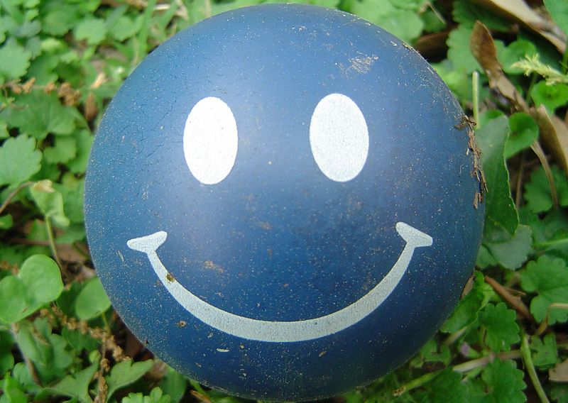 800px-Happy_face_ball.jpg