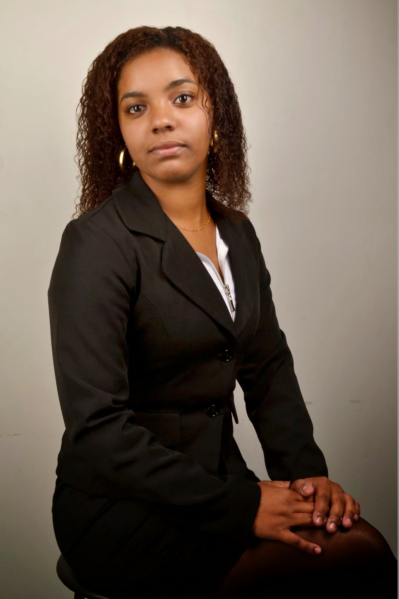 Black_woman_with_women%27s_suit_2.jpg