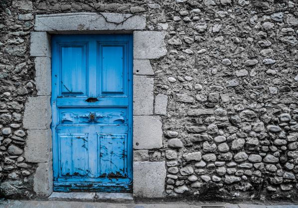 blue-door-2742118_1920.jpg