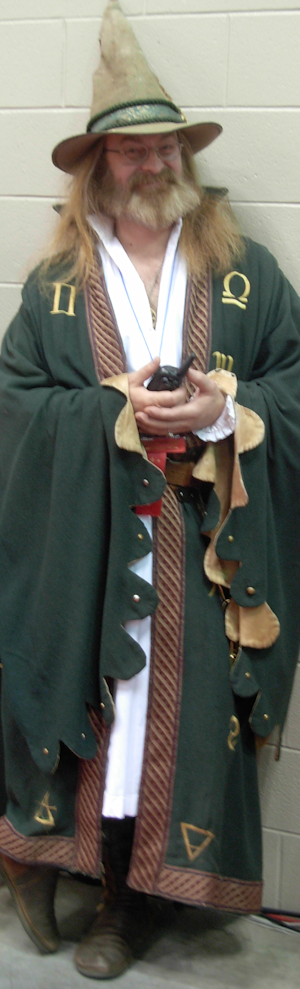 一位穿着巫师法袍、带着尖顶帽并倚靠在墙边的灰胡须男子。