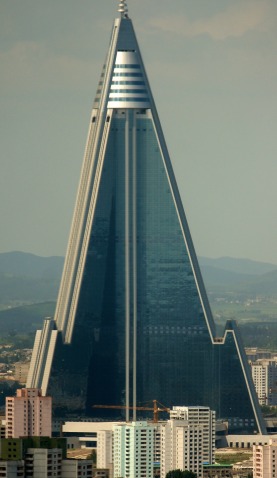 Ryugyong_Hotel_._August_27._2011_.Cropped.jpg