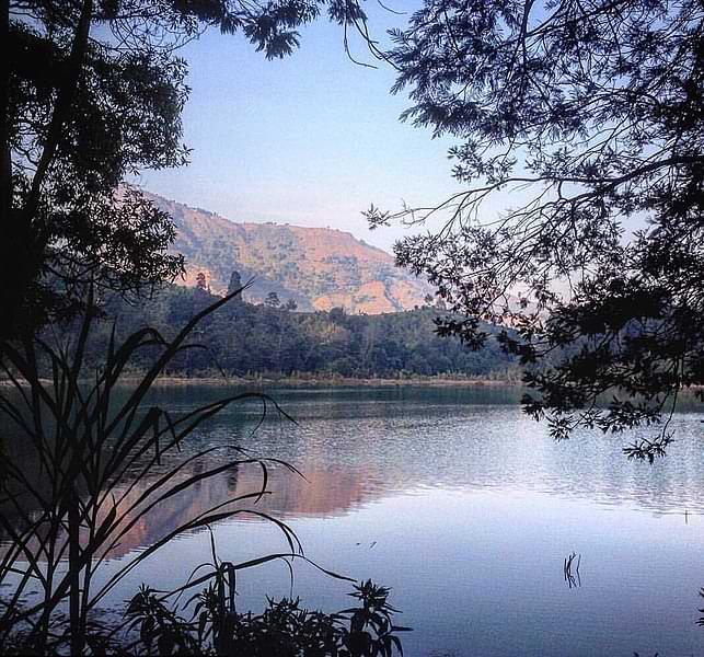 643px-Gunung_di_Telaga_Warna.jpg